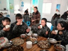 教职工与同学们一起过年